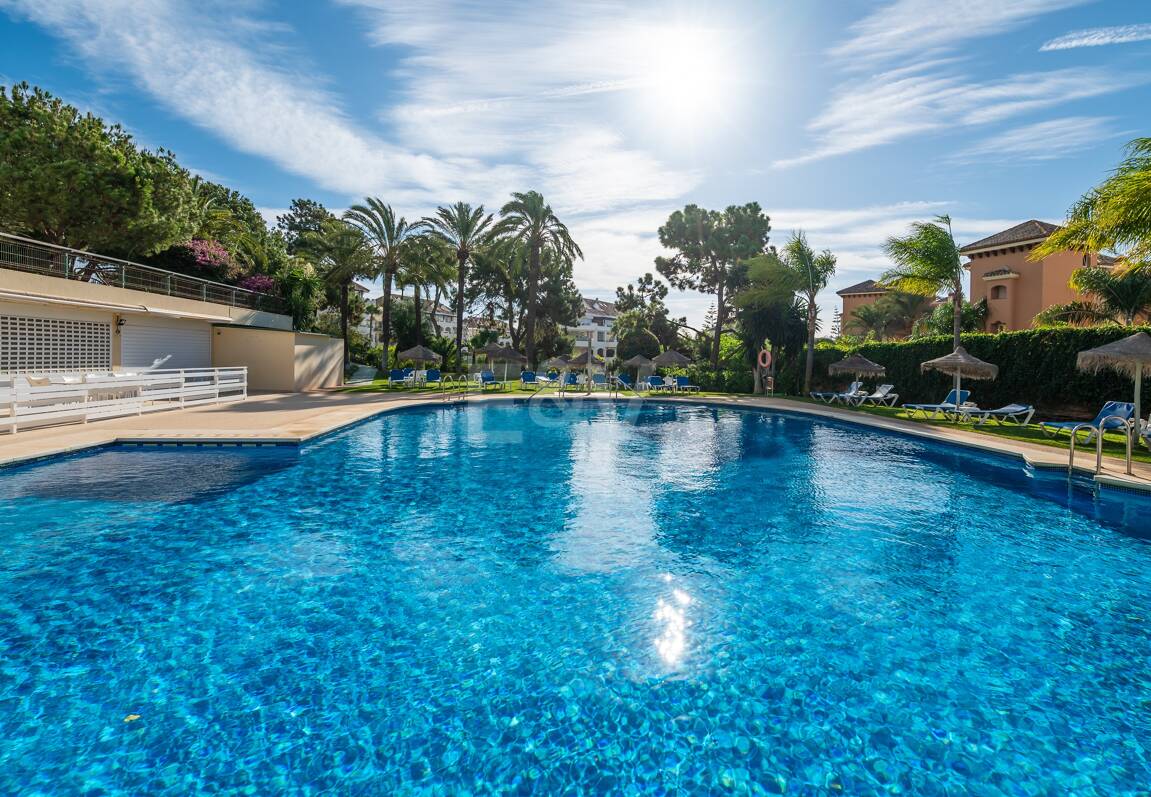 Exklusives Studio auf der Strandseite von Elviria mit Panoramablick aufs Meer und unschlagbarer Lage für Ferienvermietung. Verfügbar ab Juni 2026