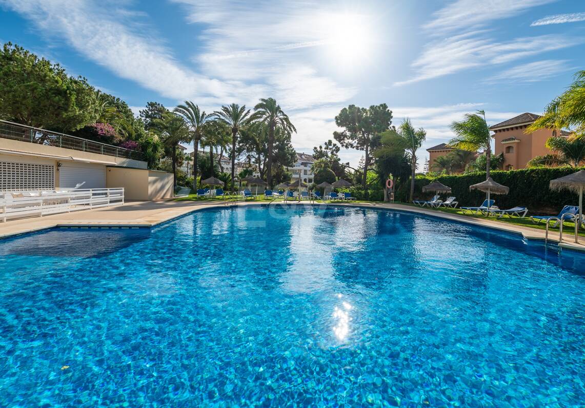 Estudio exclusivo junto a la playa de Elviria con vistas al mar. Ubicación inmejorable.
