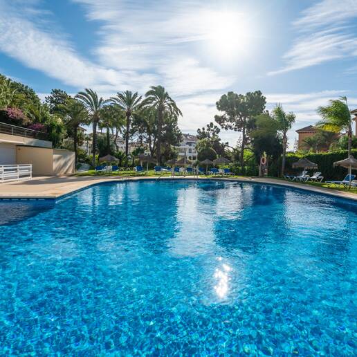 Exklusives Studio auf der Strandseite von Elviria mit Panoramablick aufs Meer und unschlagbarer Lage für Ferienvermietung. Verfügbar ab Juni 2026