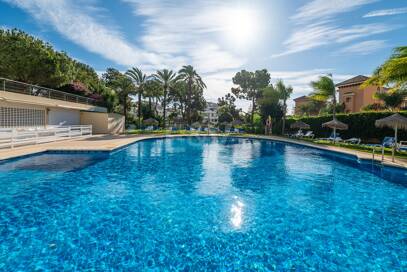 Exklusives Studio auf der Strandseite von Elviria mit Panoramablick aufs Meer und unschlagbarer Lage für Ferienvermietung. Verfügbar ab Juni 2026