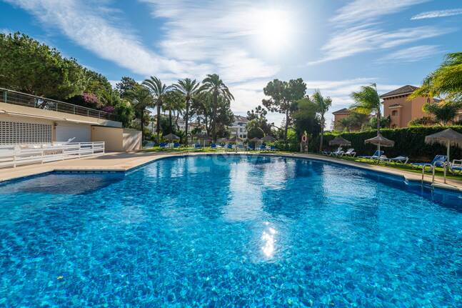 Exklusives Studio auf der Strandseite von Elviria mit Panoramablick aufs Meer und unschlagbarer Lage für Ferienvermietung. Verfügbar ab Juni 2026