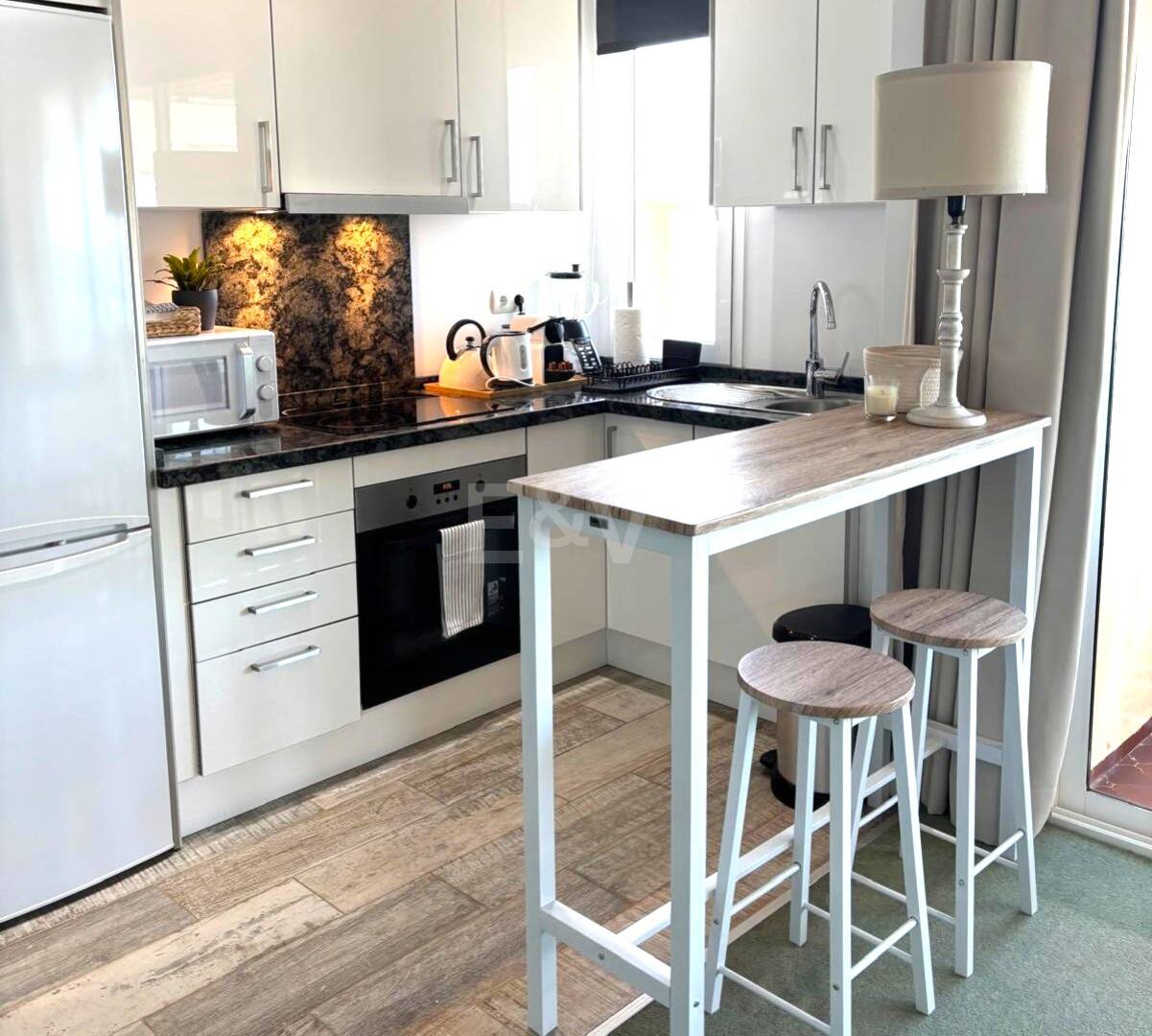 Exklusives Studio auf der Strandseite von Elviria mit Panoramablick aufs Meer und unschlagbarer Lage für Ferienvermietung. Verfügbar ab Juni 2026