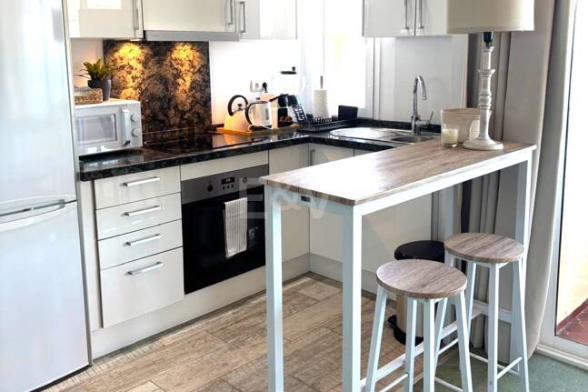 Exklusives Studio auf der Strandseite von Elviria mit Panoramablick aufs Meer und unschlagbarer Lage für Ferienvermietung. Verfügbar ab Juni 2026