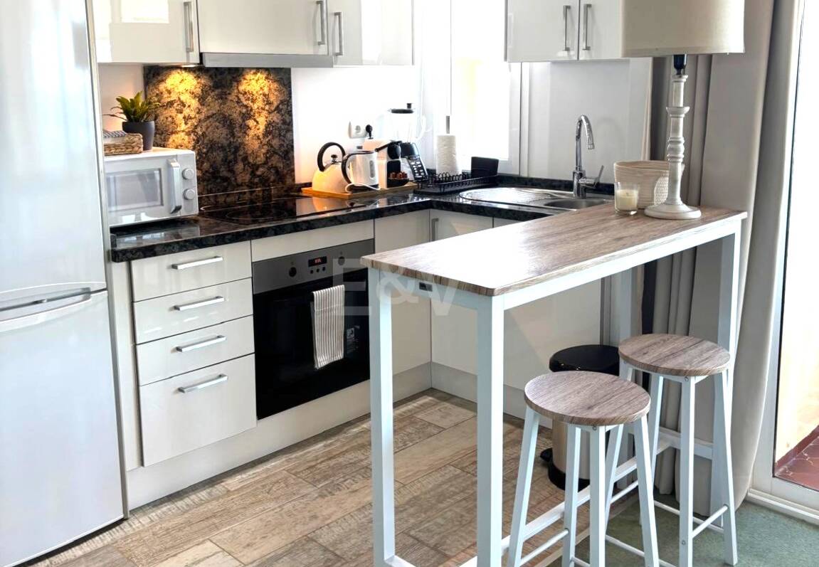 Exklusives Studio auf der Strandseite von Elviria mit Panoramablick aufs Meer und unschlagbarer Lage für Ferienvermietung. Verfügbar ab Juni 2026