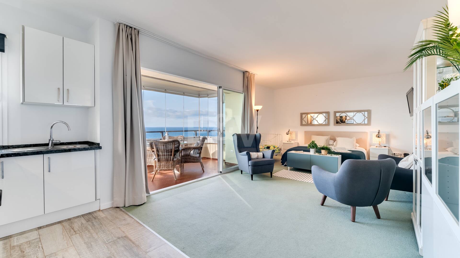 Exklusives Studio auf der Strandseite von Elviria mit Panoramablick aufs Meer und unschlagbarer Lage für Ferienvermietung. Verfügbar ab Juni 2026