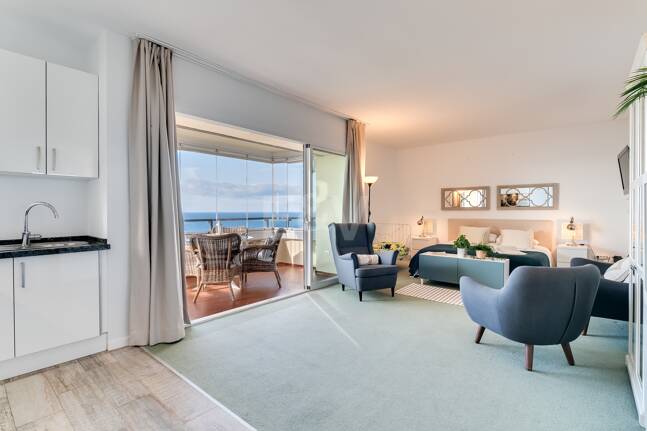 Exklusives Studio auf der Strandseite von Elviria mit Panoramablick aufs Meer und unschlagbarer Lage für Ferienvermietung. Verfügbar ab Juni 2026