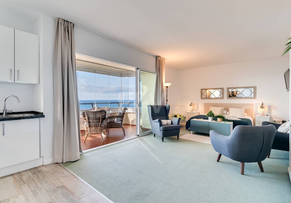 Estudio exclusivo junto a la playa de Elviria con vistas al mar. Ubicación inmejorable.