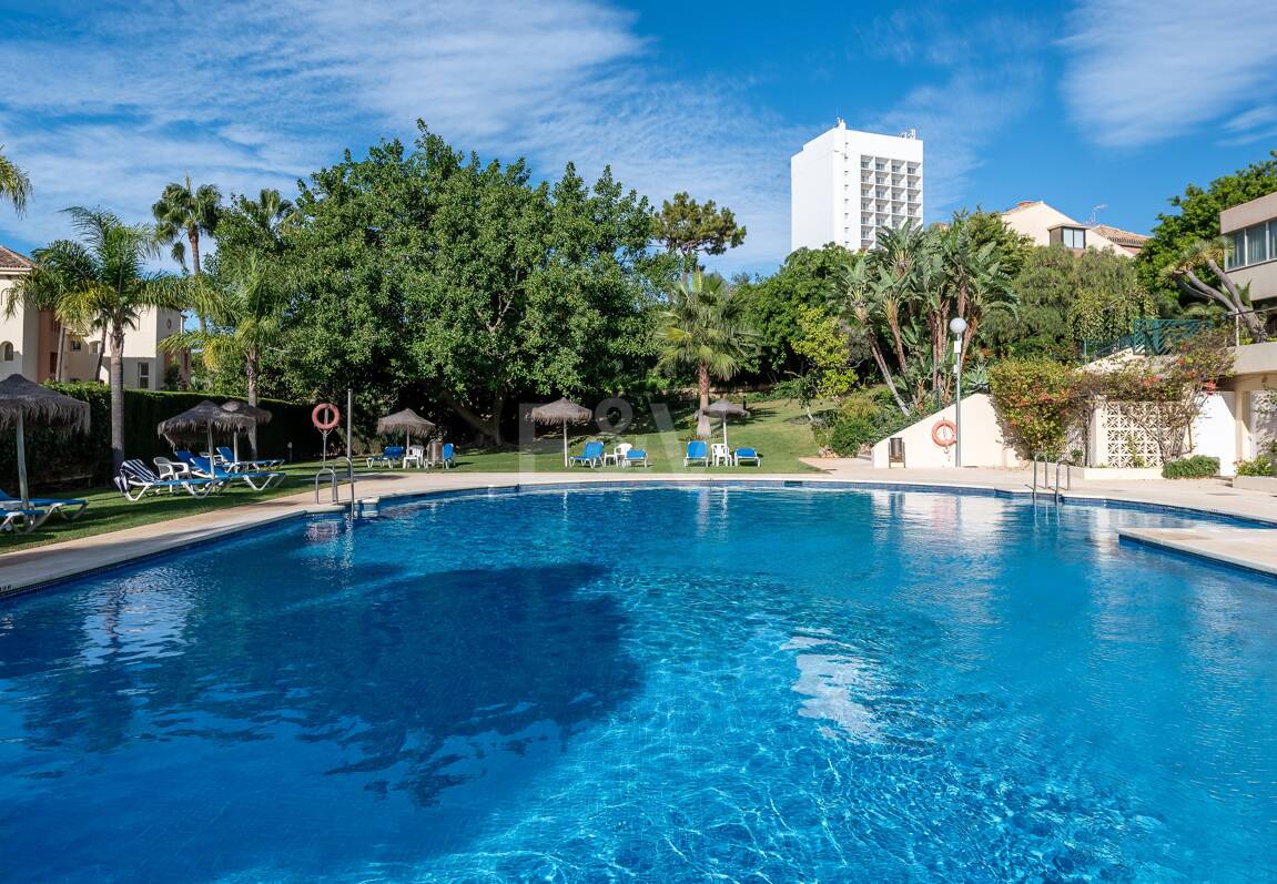 Exklusives Studio auf der Strandseite von Elviria mit Panoramablick aufs Meer und unschlagbarer Lage für Ferienvermietung. Verfügbar ab Juni 2026