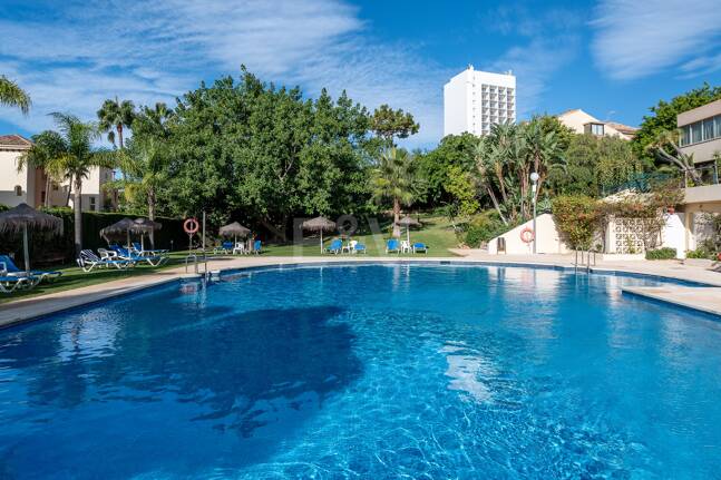 Exklusives Studio auf der Strandseite von Elviria mit Panoramablick aufs Meer und unschlagbarer Lage für Ferienvermietung. Verfügbar ab Juni 2026