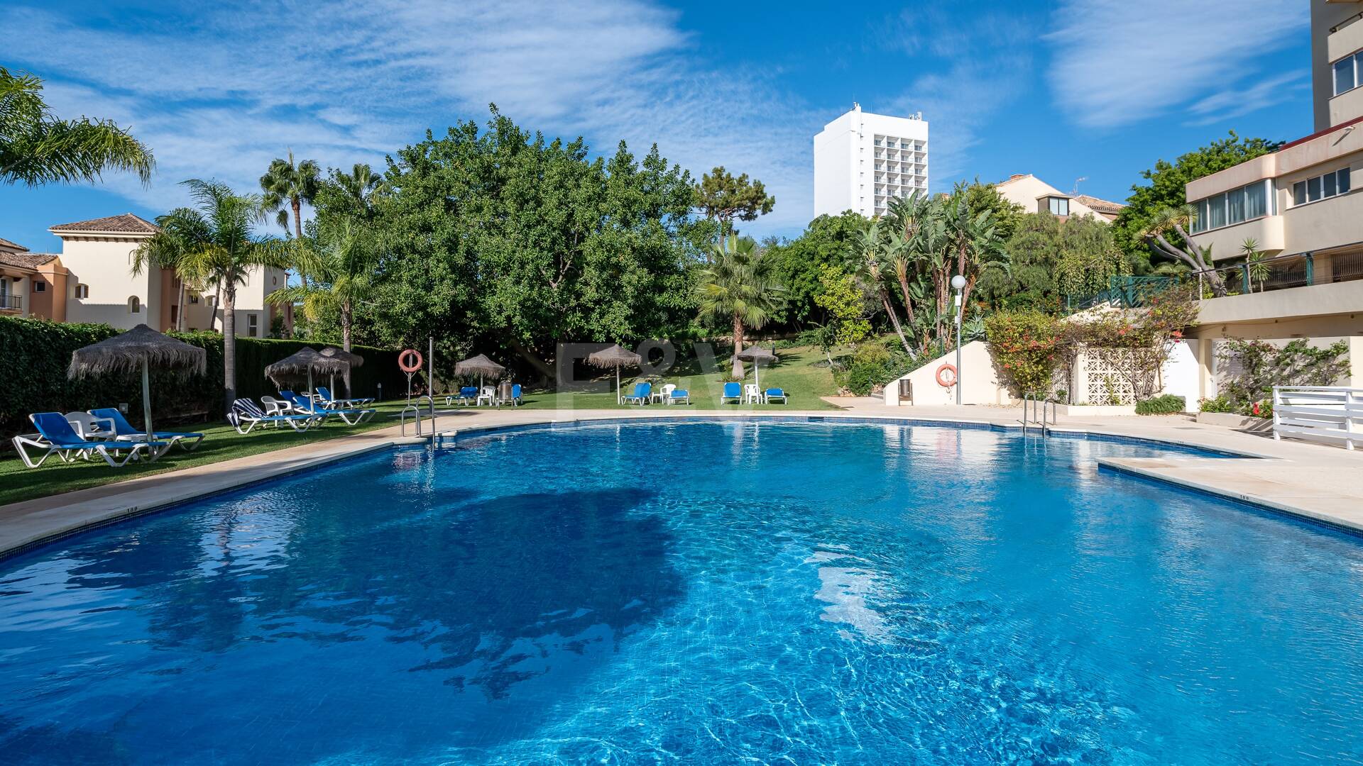 Exklusives Studio auf der Strandseite von Elviria mit Panoramablick aufs Meer und unschlagbarer Lage für Ferienvermietung. Verfügbar ab Juni 2026