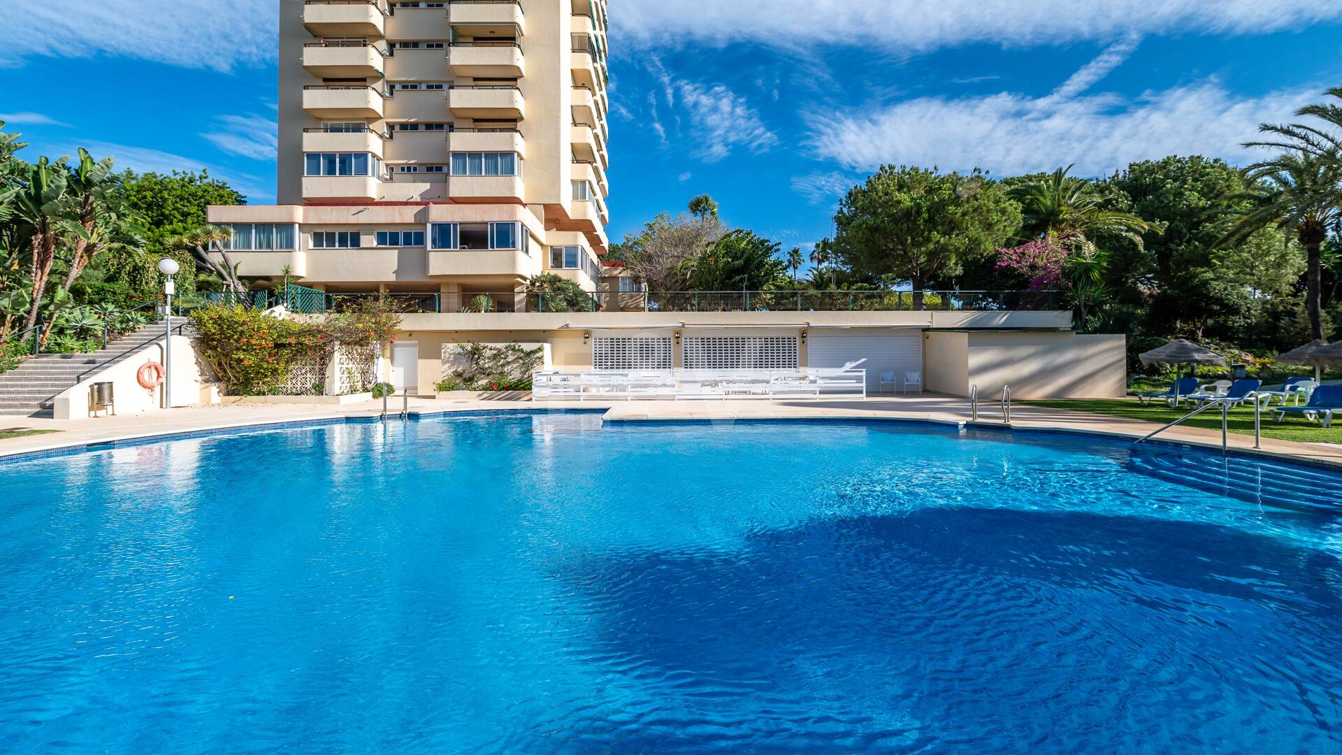 Exklusives Studio auf der Strandseite von Elviria mit Panoramablick aufs Meer und unschlagbarer Lage für Ferienvermietung. Verfügbar ab Juni 2026