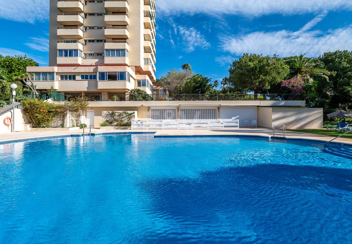 Exklusives Studio auf der Strandseite von Elviria mit Panoramablick aufs Meer und unschlagbarer Lage für Ferienvermietung. Verfügbar ab Juni 2026