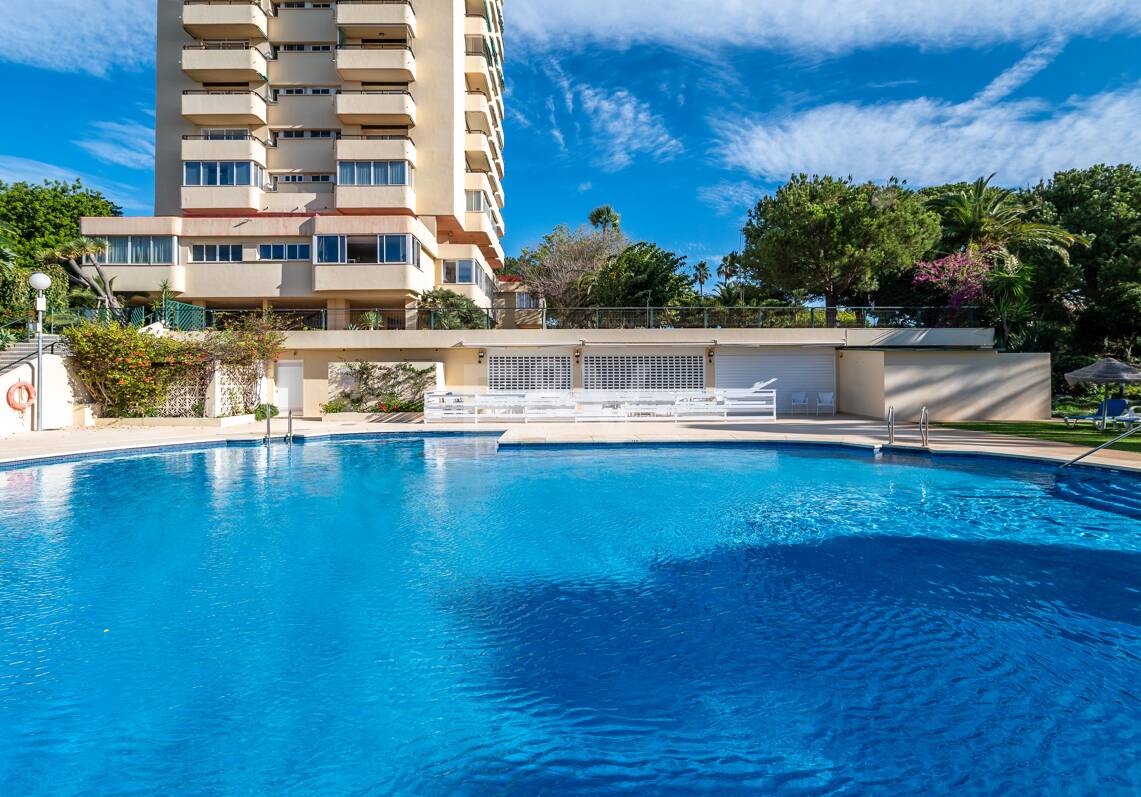Estudio exclusivo junto a la playa de Elviria con vistas al mar. Ubicación inmejorable.