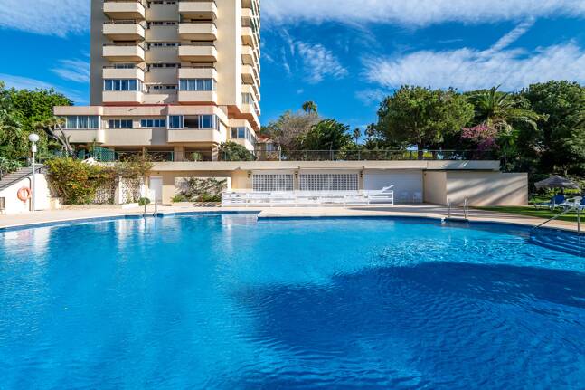 Exklusives Studio auf der Strandseite von Elviria mit Panoramablick aufs Meer und unschlagbarer Lage für Ferienvermietung. Verfügbar ab Juni 2026