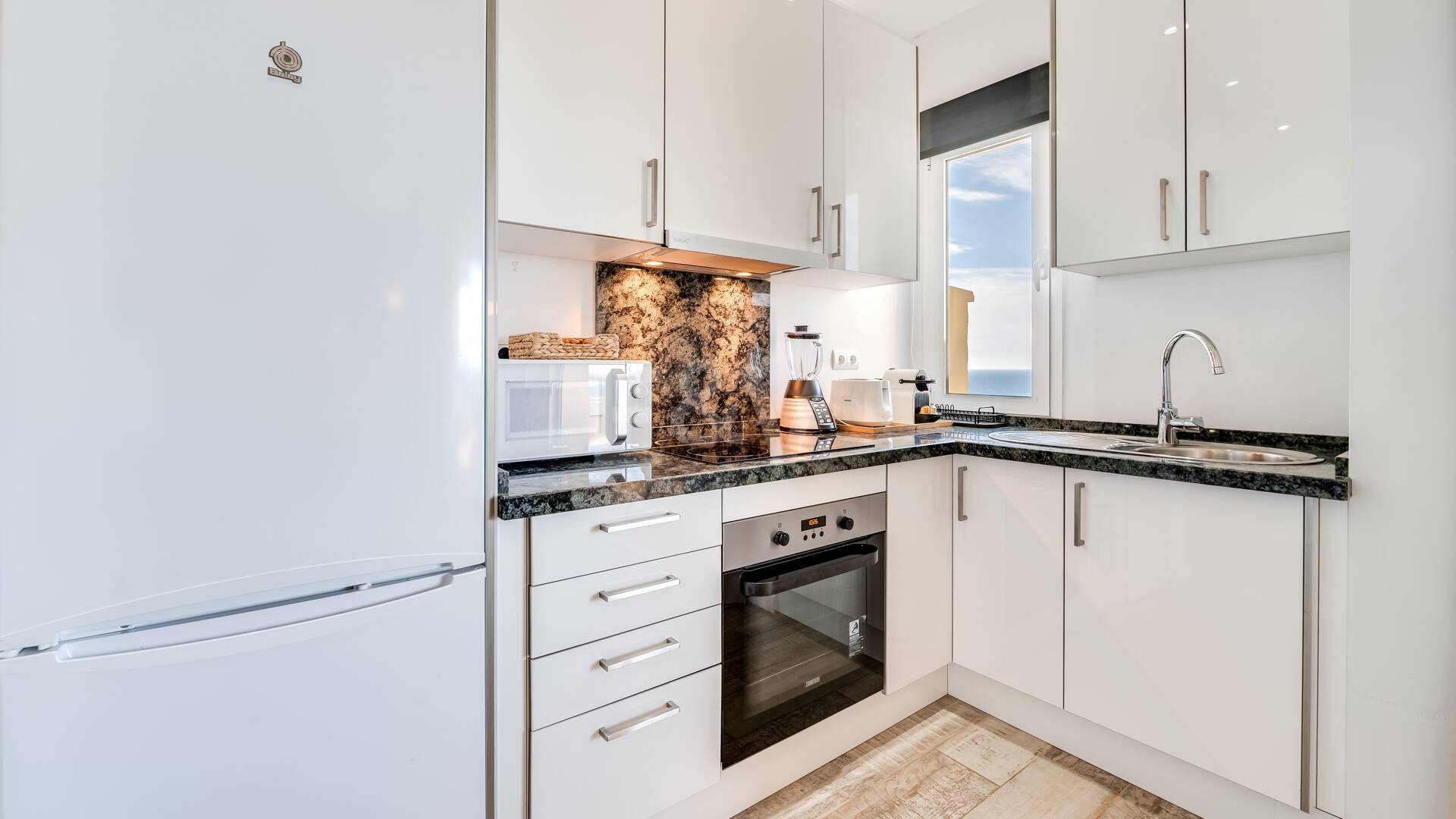 Exklusives Studio auf der Strandseite von Elviria mit Panoramablick aufs Meer und unschlagbarer Lage für Ferienvermietung. Verfügbar ab Juni 2026