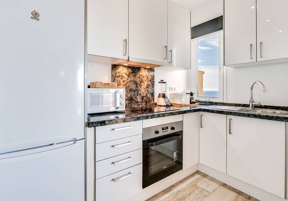 Estudio exclusivo junto a la playa de Elviria con vistas al mar. Ubicación inmejorable.