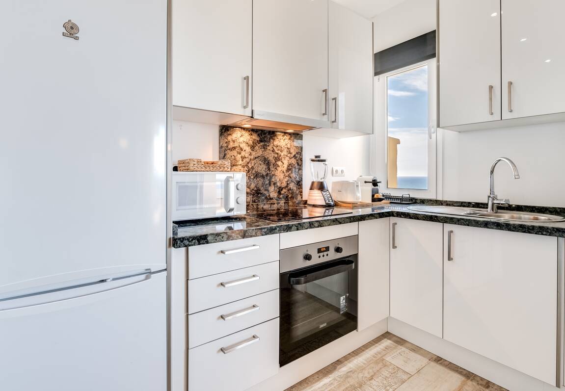 Exklusives Studio auf der Strandseite von Elviria mit Panoramablick aufs Meer und unschlagbarer Lage für Ferienvermietung. Verfügbar ab Juni 2026