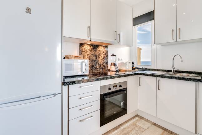 Exklusives Studio auf der Strandseite von Elviria mit Panoramablick aufs Meer und unschlagbarer Lage für Ferienvermietung. Verfügbar ab Juni 2026