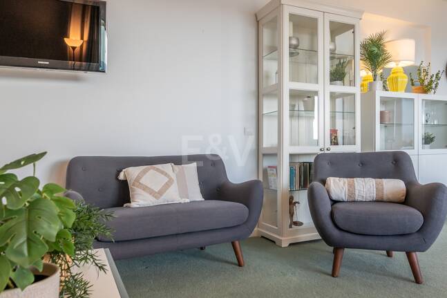 Exklusives Studio auf der Strandseite von Elviria mit Panoramablick aufs Meer und unschlagbarer Lage für Ferienvermietung. Verfügbar ab Juni 2026