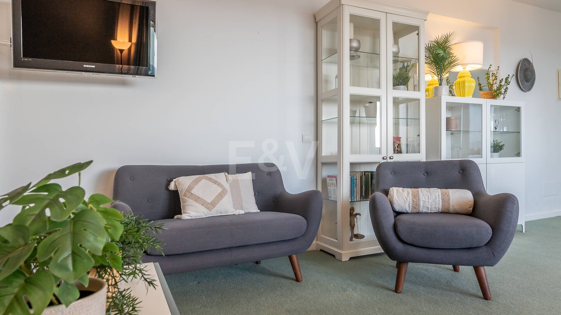 Exklusives Studio auf der Strandseite von Elviria mit Panoramablick aufs Meer und unschlagbarer Lage für Ferienvermietung. Verfügbar ab Juni 2026