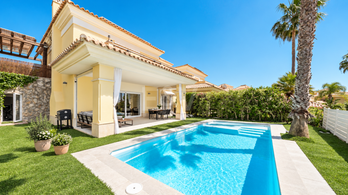 Eindrucksvolle Villa mit Meer- und Golfblick in erstklassigem Zustand in exklusiver Wohnanlage