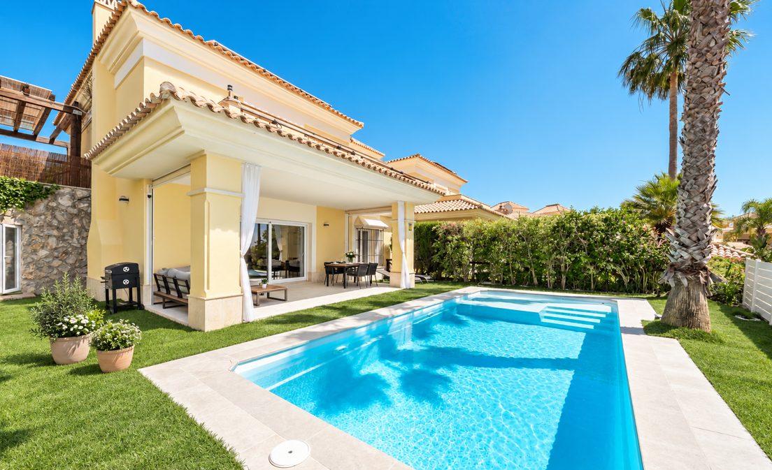 Esta villa adosada, magníficamente renovada, se encuentra en la exclusiva urbanización cerrada de Santa Clara, en primera línea del campo...