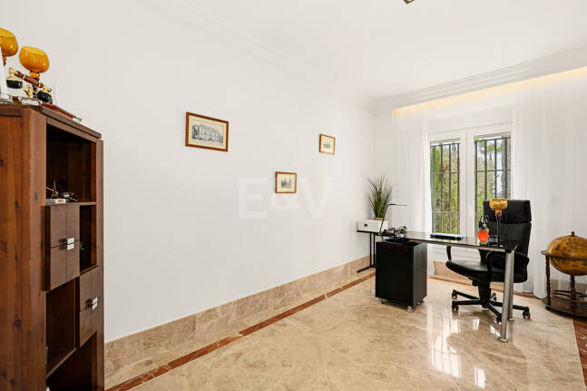 En fantastisk villa med utsikt över havet och golfbanan, i utmärkt skick, belägen i ett exklusivt gated community