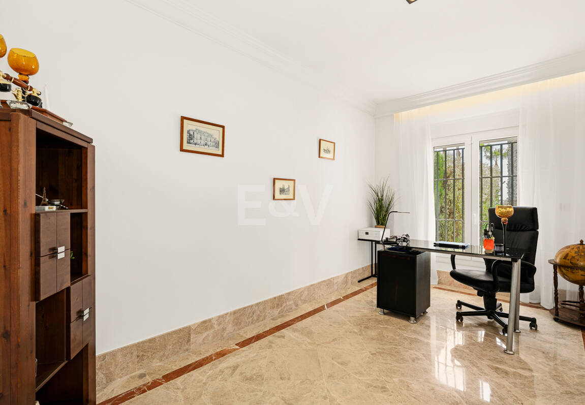 En fantastisk villa med utsikt över havet och golfbanan, i utmärkt skick, belägen i ett exklusivt gated community