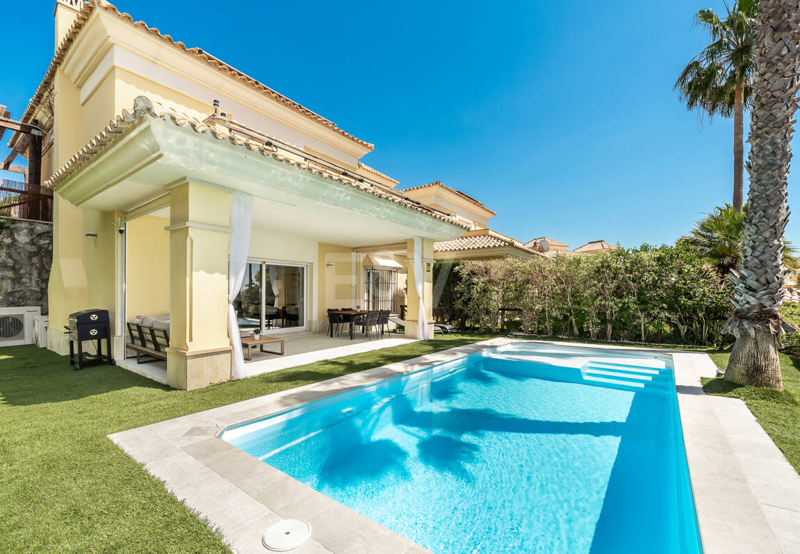 En fantastisk villa med utsikt över havet och golfbanan, i utmärkt skick, belägen i ett exklusivt gated community