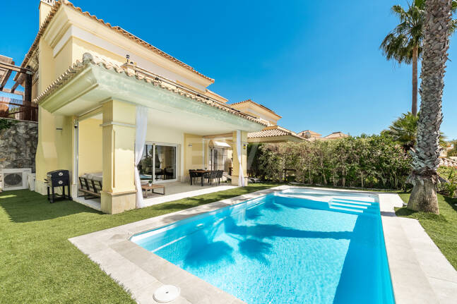 En fantastisk villa med utsikt över havet och golfbanan, i utmärkt skick, belägen i ett exklusivt gated community