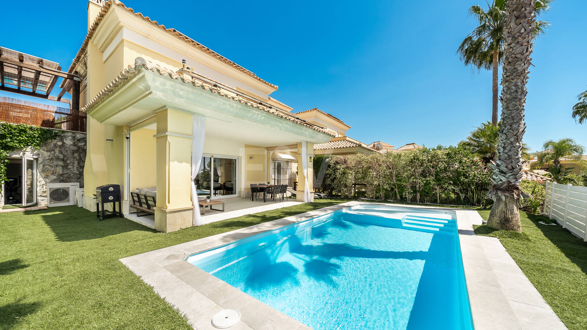 En fantastisk villa med utsikt över havet och golfbanan, i utmärkt skick, belägen i ett exklusivt gated community