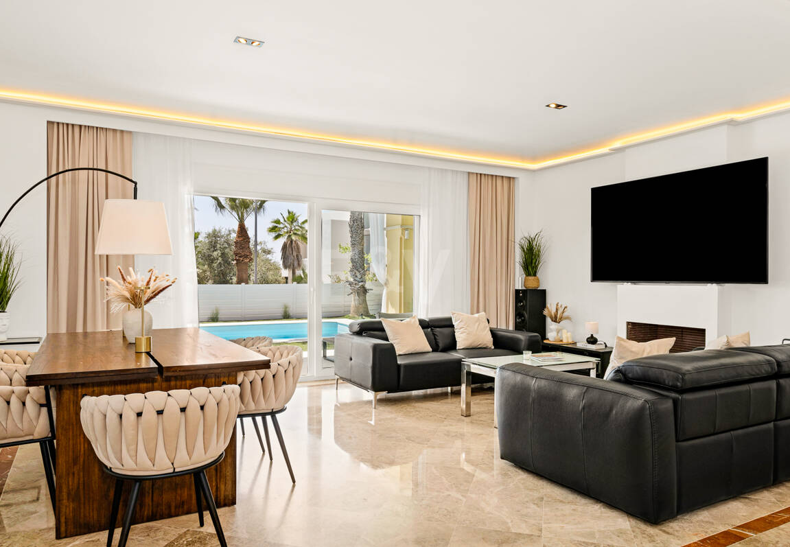 En fantastisk villa med utsikt över havet och golfbanan, i utmärkt skick, belägen i ett exklusivt gated community