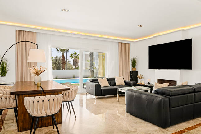 En fantastisk villa med utsikt över havet och golfbanan, i utmärkt skick, belägen i ett exklusivt gated community