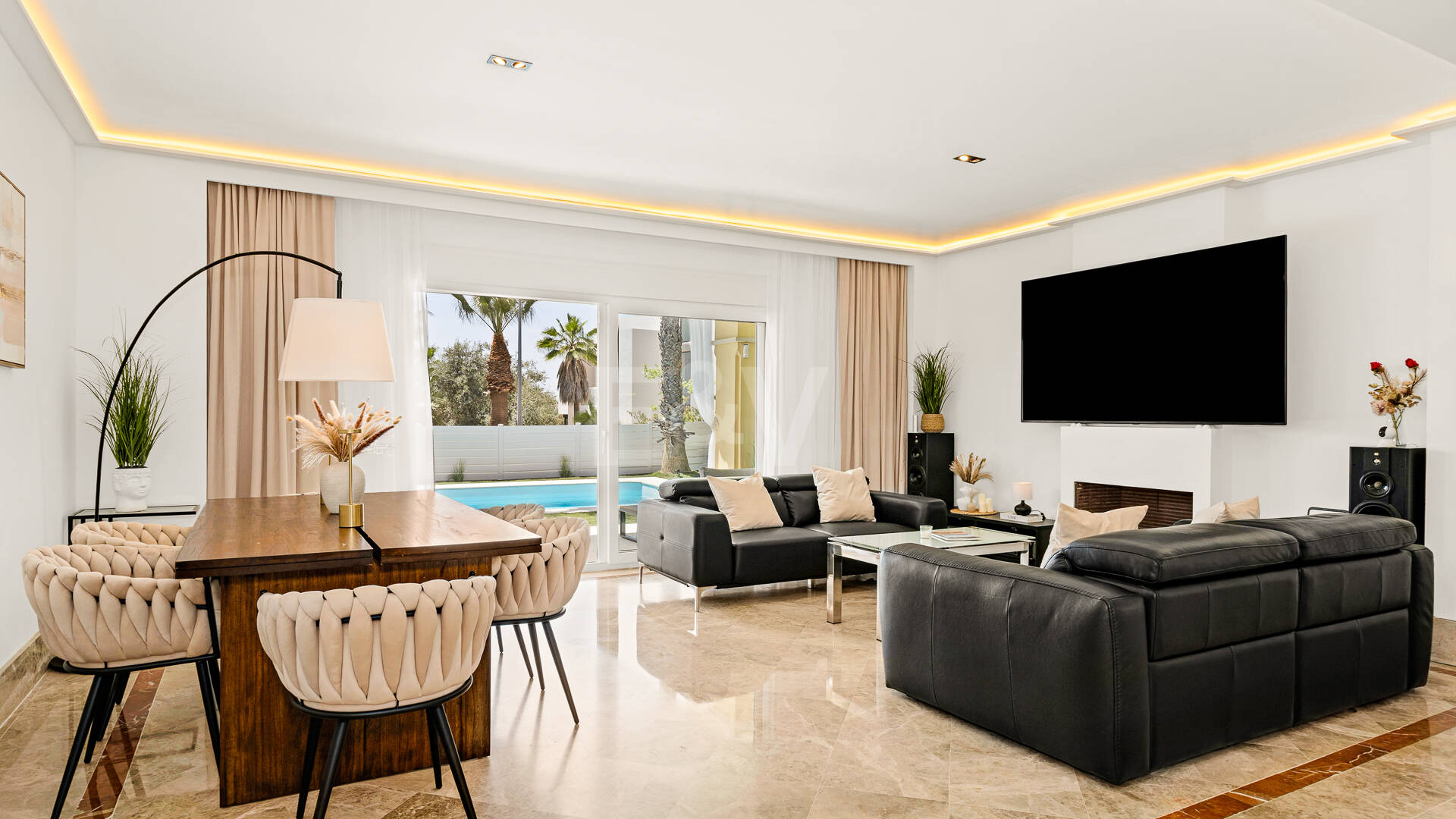 En fantastisk villa med utsikt över havet och golfbanan, i utmärkt skick, belägen i ett exklusivt gated community