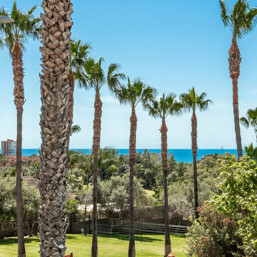 En fantastisk villa med utsikt över havet och golfbanan, i utmärkt skick, belägen i ett exklusivt gated community