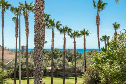 En fantastisk villa med utsikt över havet och golfbanan, i utmärkt skick, belägen i ett exklusivt gated community