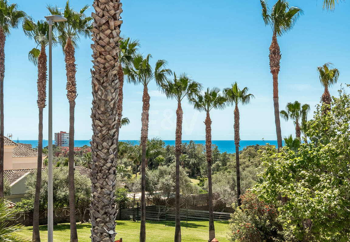 En fantastisk villa med utsikt över havet och golfbanan, i utmärkt skick, belägen i ett exklusivt gated community