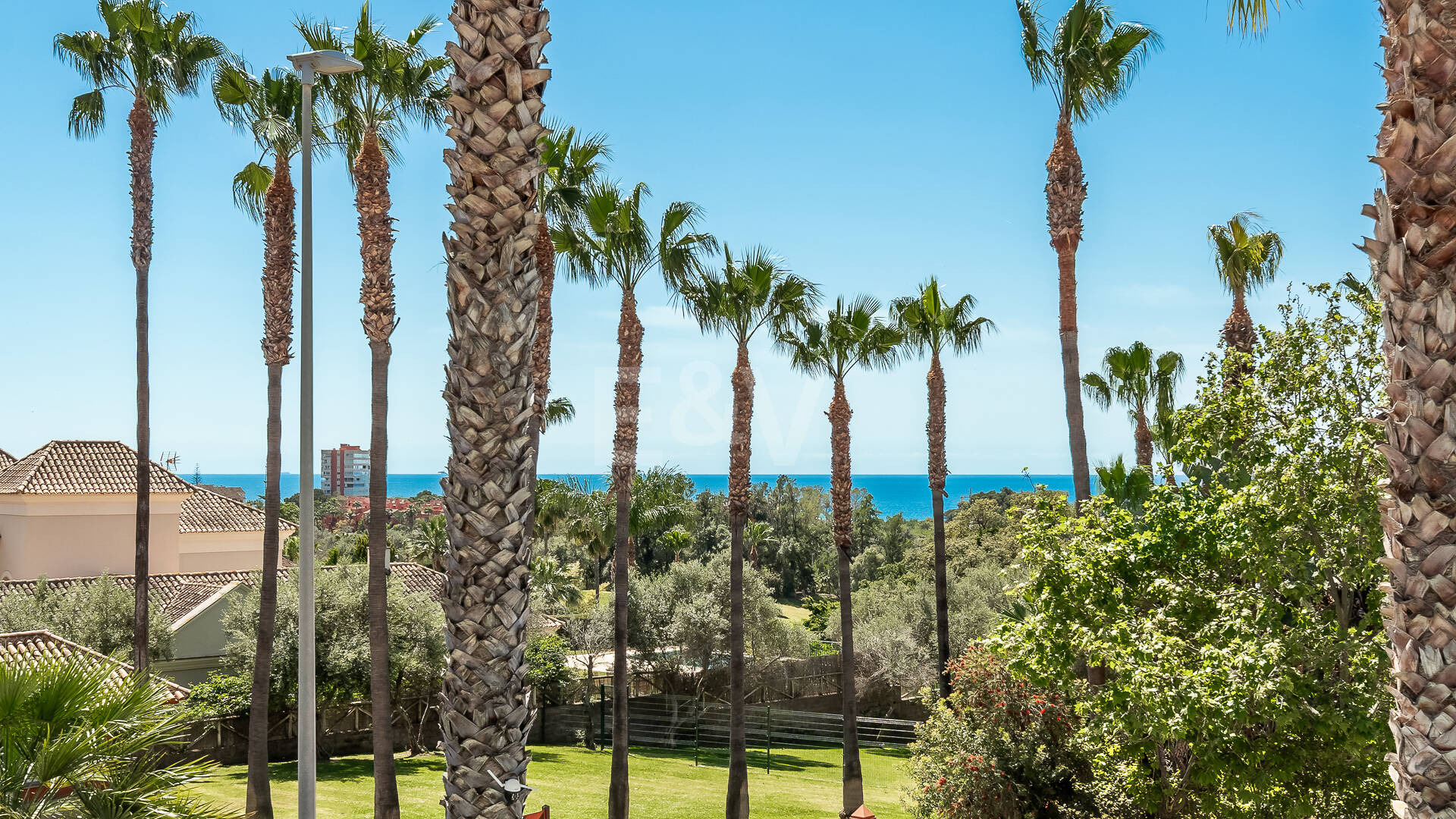 En fantastisk villa med utsikt över havet och golfbanan, i utmärkt skick, belägen i ett exklusivt gated community