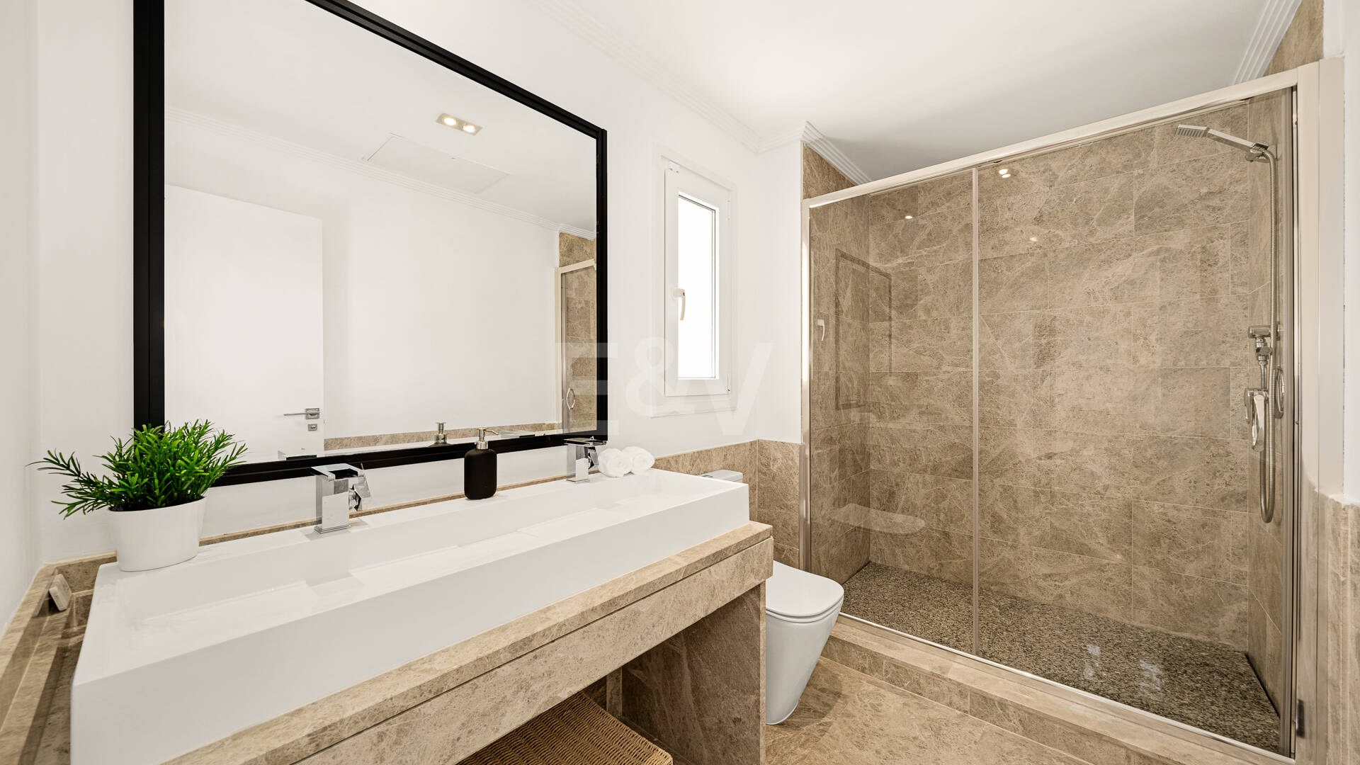 En fantastisk villa med utsikt över havet och golfbanan, i utmärkt skick, belägen i ett exklusivt gated community