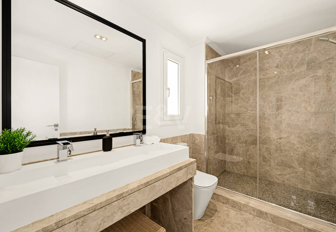 En fantastisk villa med utsikt över havet och golfbanan, i utmärkt skick, belägen i ett exklusivt gated community