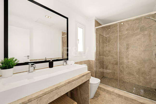 En fantastisk villa med utsikt över havet och golfbanan, i utmärkt skick, belägen i ett exklusivt gated community