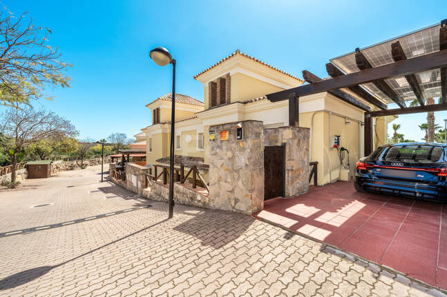 En fantastisk villa med utsikt över havet och golfbanan, i utmärkt skick, belägen i ett exklusivt gated community