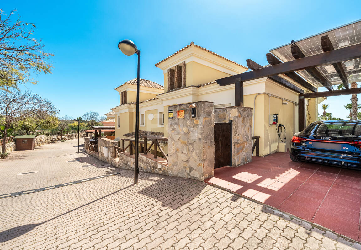 En fantastisk villa med utsikt över havet och golfbanan, i utmärkt skick, belägen i ett exklusivt gated community