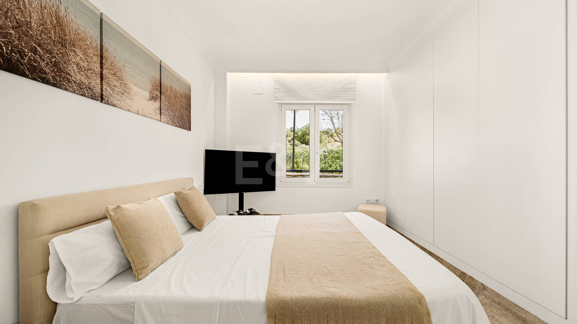 En fantastisk villa med utsikt över havet och golfbanan, i utmärkt skick, belägen i ett exklusivt gated community