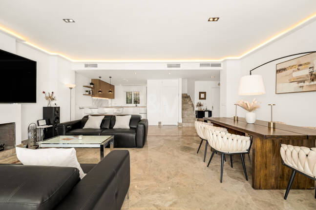 En fantastisk villa med utsikt över havet och golfbanan, i utmärkt skick, belägen i ett exklusivt gated community