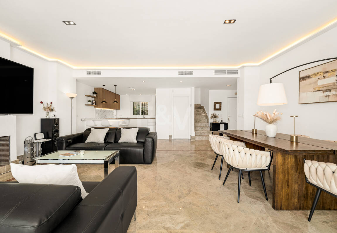 En fantastisk villa med utsikt över havet och golfbanan, i utmärkt skick, belägen i ett exklusivt gated community