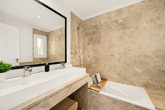 En fantastisk villa med utsikt över havet och golfbanan, i utmärkt skick, belägen i ett exklusivt gated community