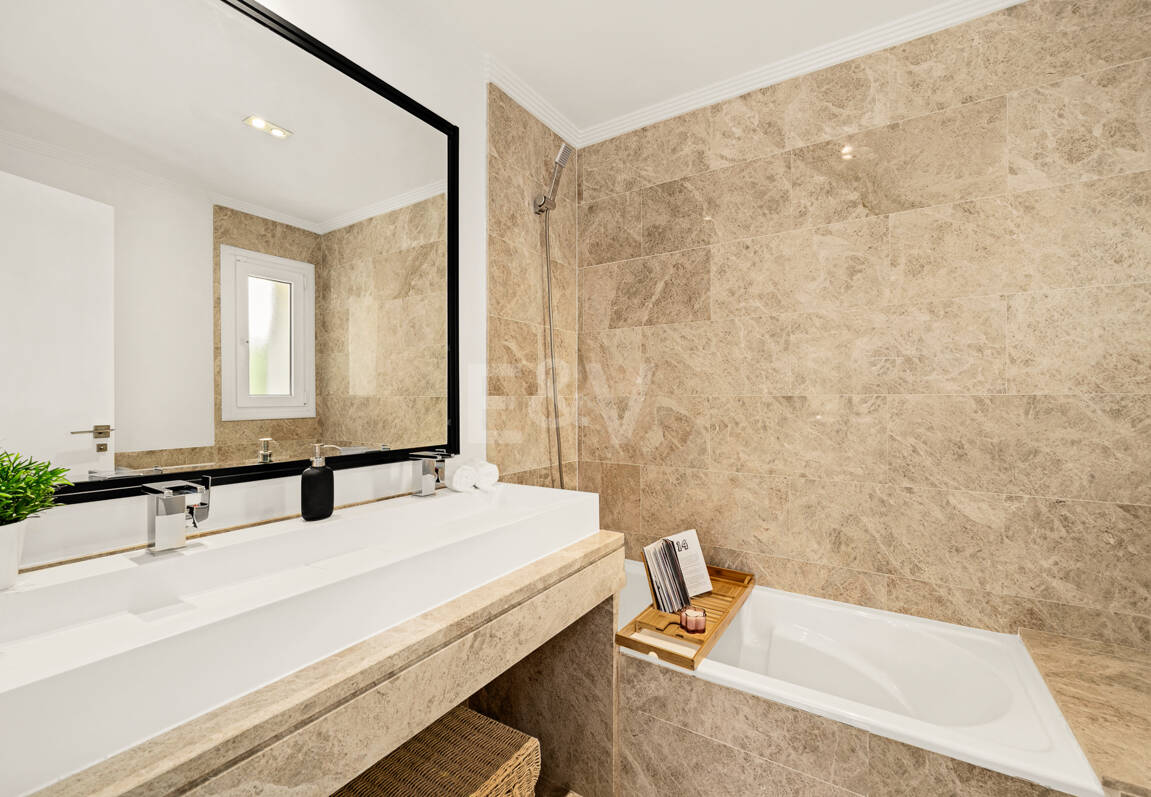 En fantastisk villa med utsikt över havet och golfbanan, i utmärkt skick, belägen i ett exklusivt gated community