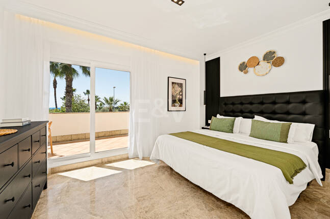 En fantastisk villa med utsikt över havet och golfbanan, i utmärkt skick, belägen i ett exklusivt gated community