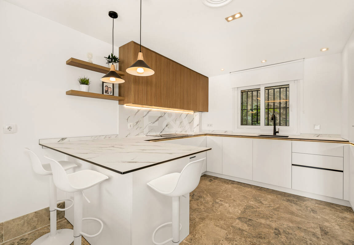 En fantastisk villa med utsikt över havet och golfbanan, i utmärkt skick, belägen i ett exklusivt gated community